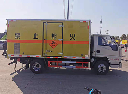 利通爆破器材运输车工人安全操作规范与智能技术保障